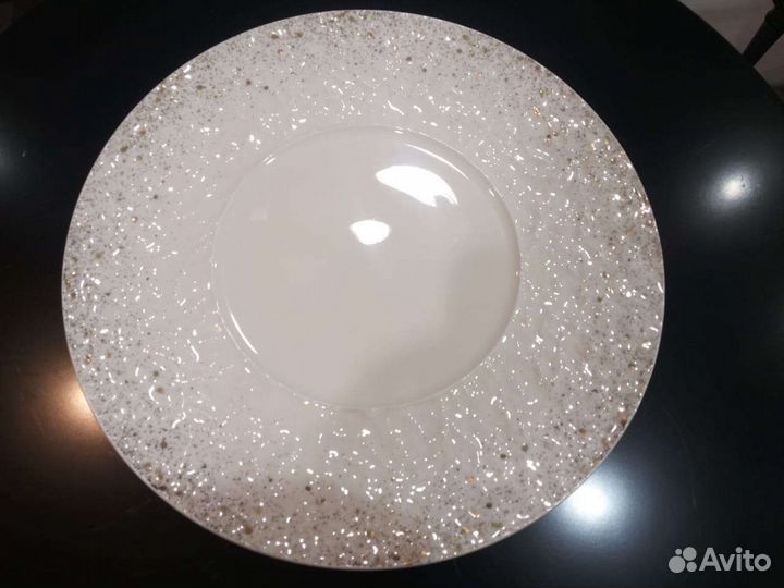 Фарфоровое блюдо новое HiCyan