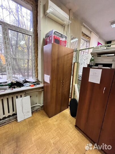 Офисный стол и шкаф в хорошем состоянии