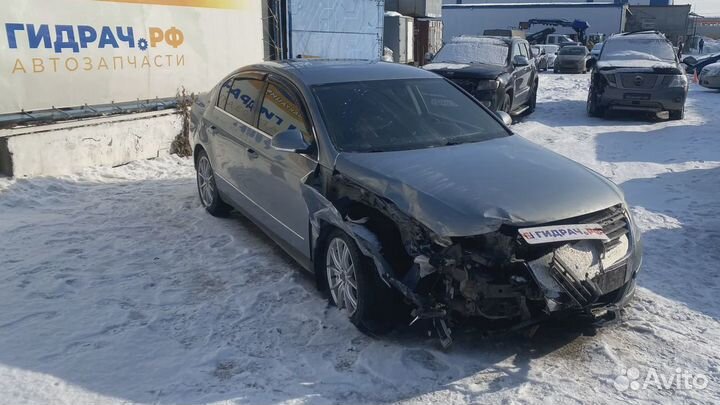 Замок двери передней правой Volkswagen Passat (B6)