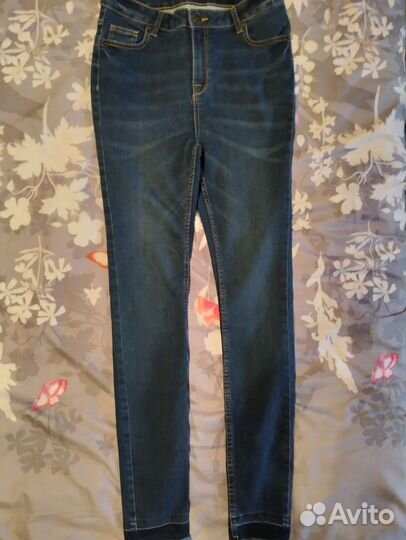 Джинсы для девочки новые. 44размер