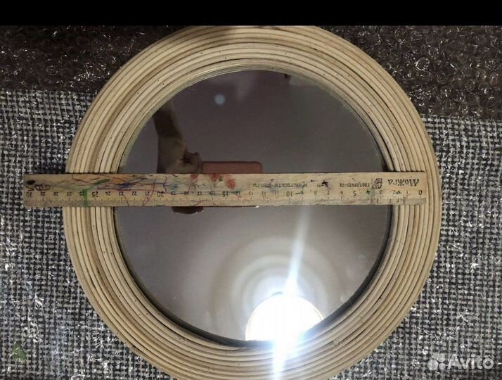 Круглое зеркало в раме