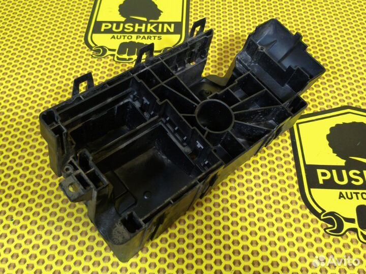 Корпус блока предохранителей под капотом Opel