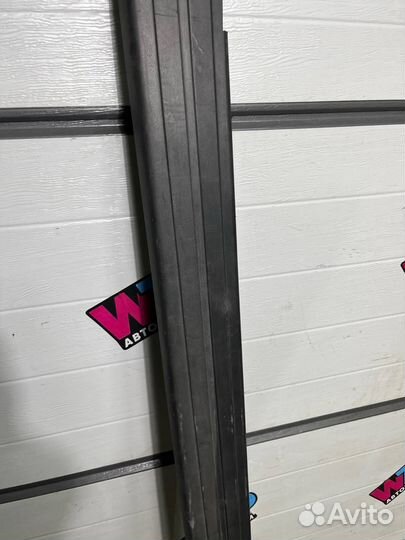 Молдинг (накладка кузовная) левый Dodge Ram 5 DT