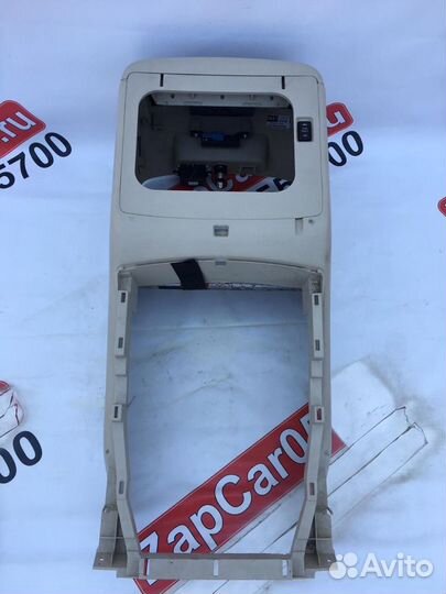 Nissan Patrol Y62 Подлокотник