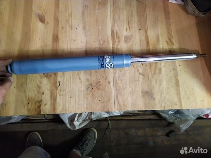 Амортизатор передний Nissan Cedric Y32 Gloria Cima