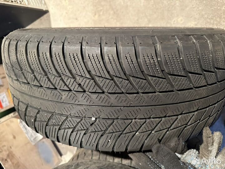 R17 Bridgestone Blizzak LM-001 225/55, PCD 5x112 DIA 66.6