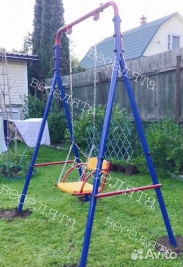 Качели для детей. Уличная площадка. Новая