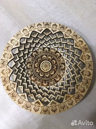 Тарелка деревянная резная
