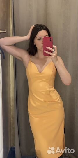 Приталенное вечернее платье