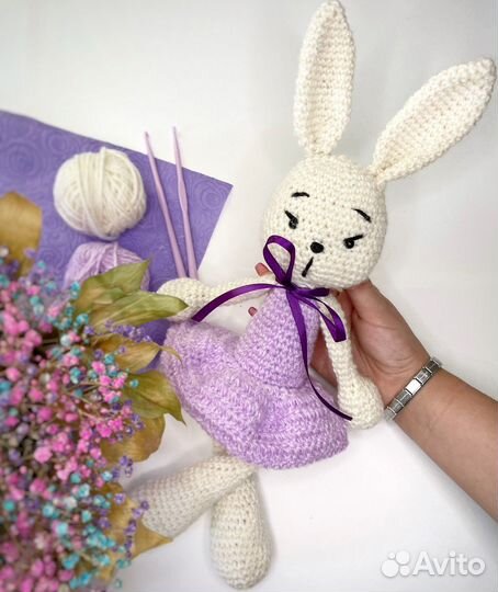 Вязанная игрушка - зайка