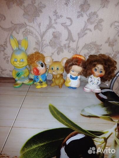 Игрушки СССР: девочка-красная шапочка и попугай