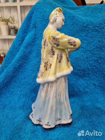 Статуэтка Лебедушка, в жёлтой шубке