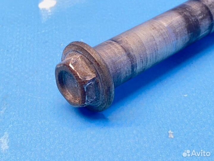 Ось переднего колеса передний Suzuki Sv400