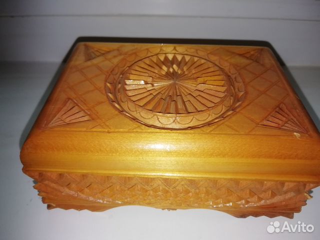 Деревянная шкатулка