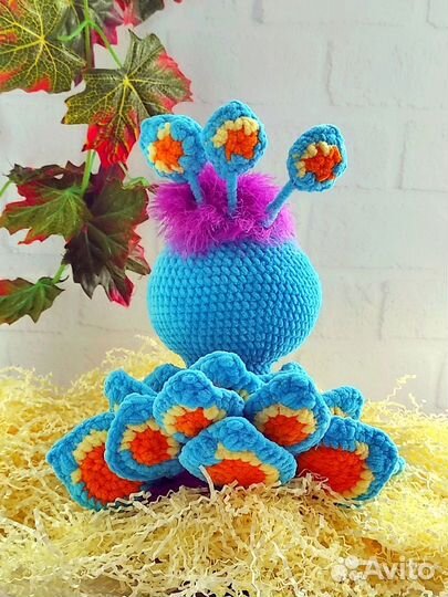 Вязанная игрушка ручной работы Павлин