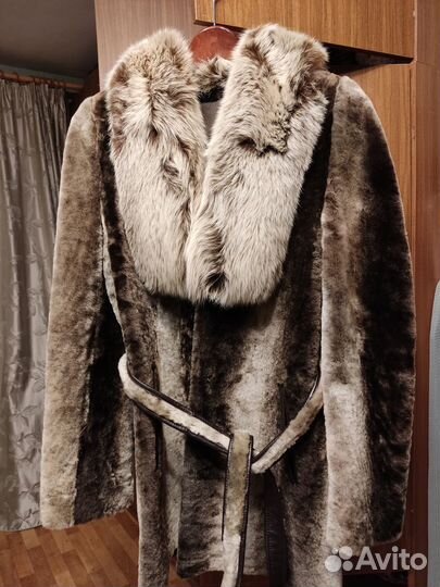Шубка мутоновая с воротником из крашеного песца