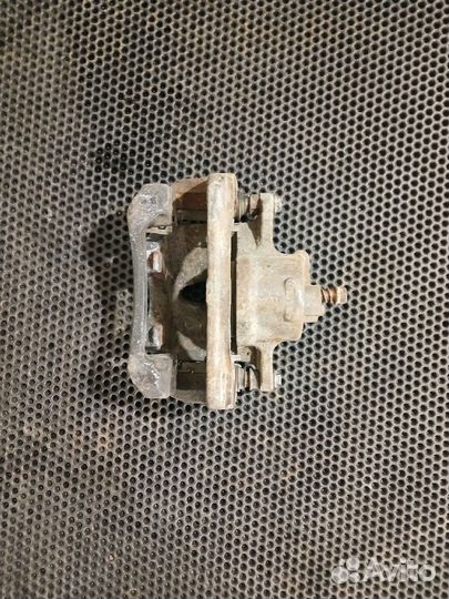 Суппорт передний левый Toyota Camry 30