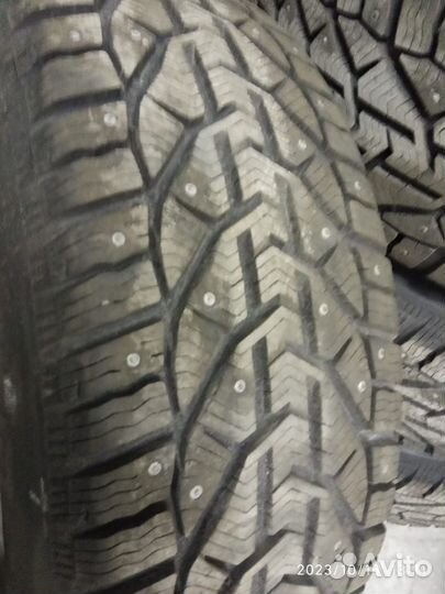Продам зимнюю шиповонную резину на дисках