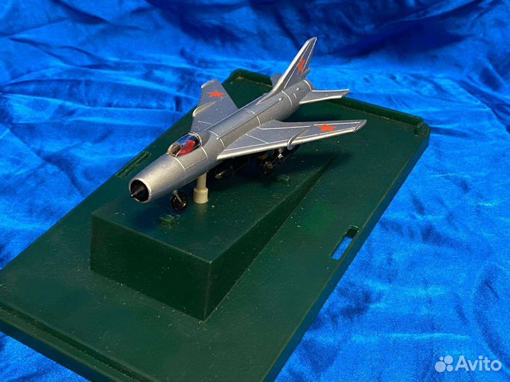 Модель самолёта су-7