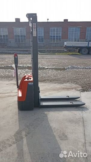 Самоходный штабелер HelpeR в наличии