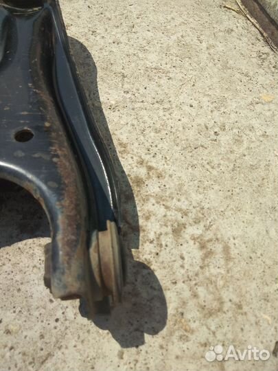 Рычаг подвески передний правый Renault Logan 1