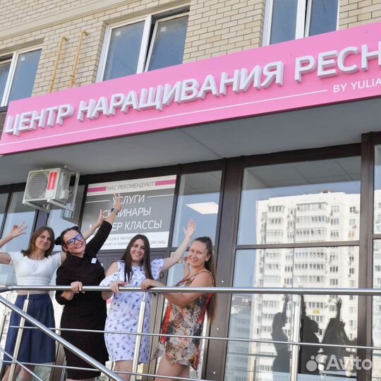 Мастер по наращиванию ресниц