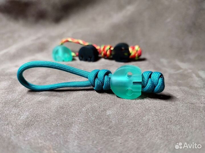 Брелок EDC темляк с бусиной череп из абс-пластика