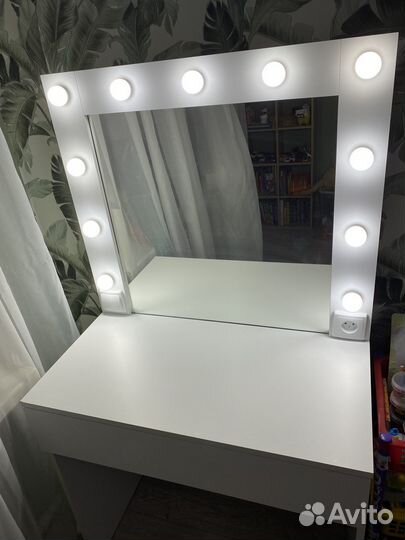 Туалетный столик с подсветкой,гримерный стол
