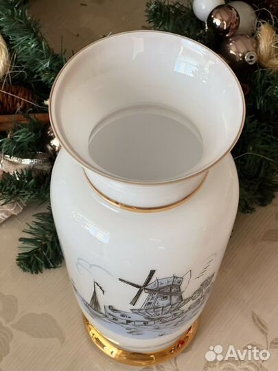 Ваза Богемия молочное стекло