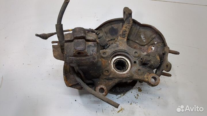 Ступица (кулак, цапфа) правая передняя Volkswagen Touran