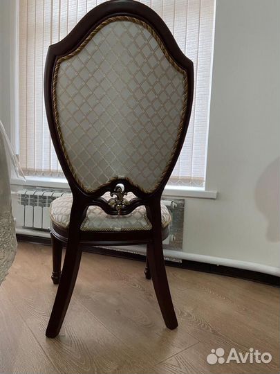 Стол и стулья