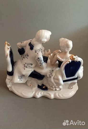 Фарфоровая статуэтка Rococo