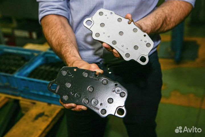 Колодки тормозные перед с датчиком износа audi A4 15/A5/S5 16