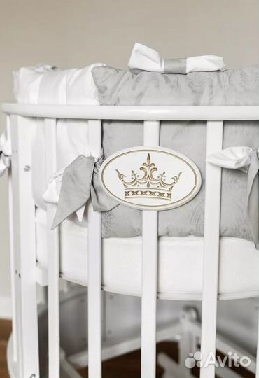 Детская кроватка с маятником