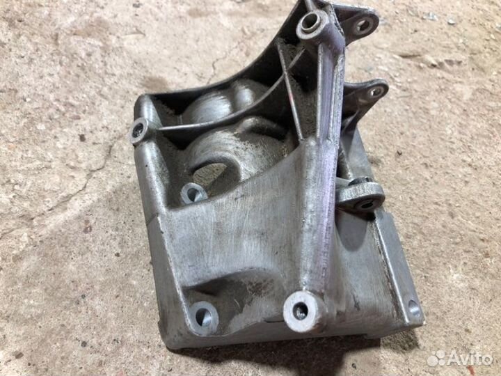 Кронштейн гидроусилителя руля Audi A8 D2/4D 2001