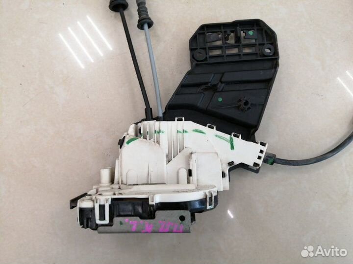 Замок боковой двери передний правый Jeep Cherokee