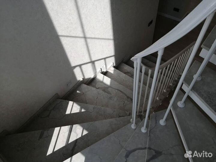 Лестница из акрилового камня