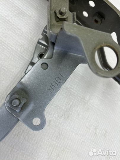 Петля багажника задняя правая Toyota Camry V70/V75