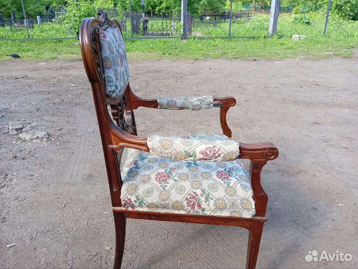 Два старинных стула