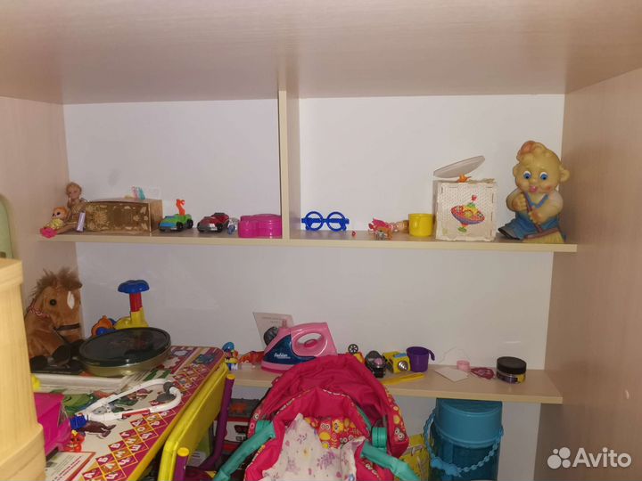 Детская кровать чердак с полками и шкафом купе