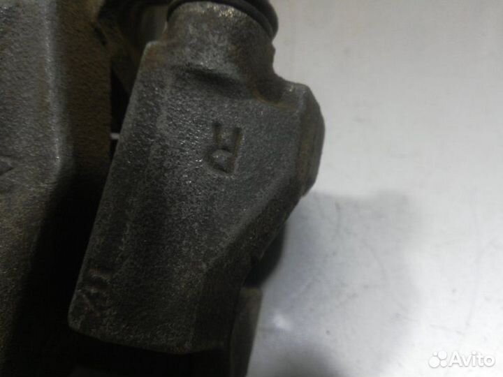 Суппорт передний правый Toyota Corolla 150