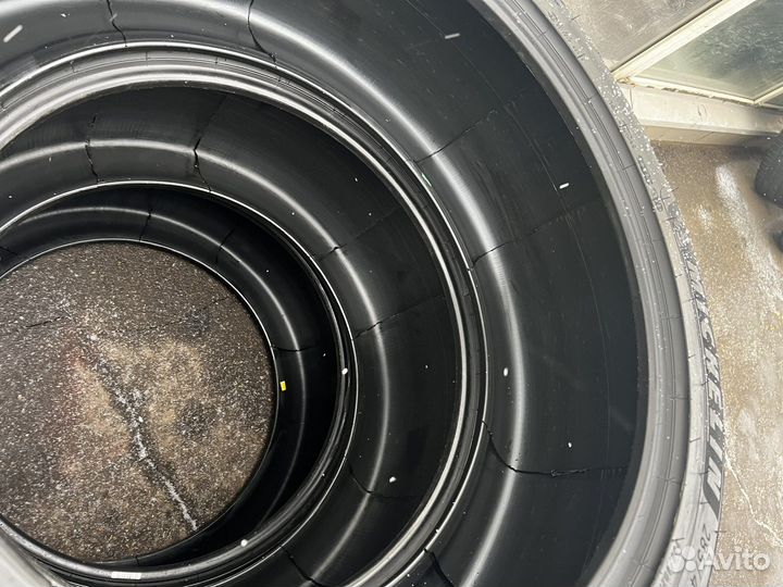 Michelin Pilot Sport 4 S 285/40 R23 и 325/35 R23 111Y