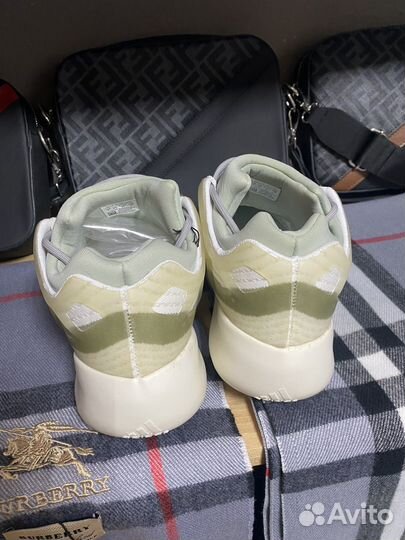 Кроссовки Adidas yeezy boost 700