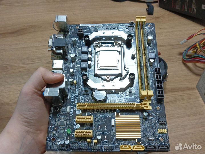 Материнская плата с процессором и памятью