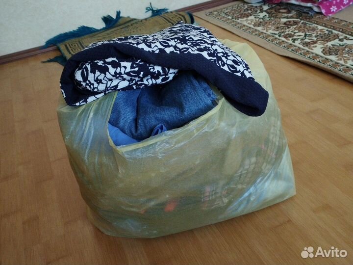 Пакет с вещами женские