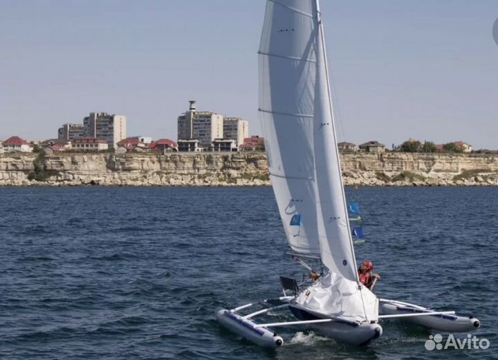 Парусный тримаран