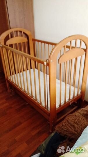 Детская кровать с маятником и матрасом