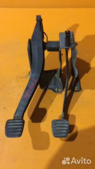 Педаль на Renault Logan