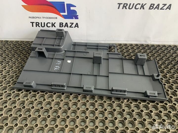 Накладка инструментального ящика правого Renault T