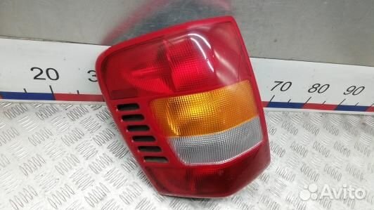 Фонарь задний левый jeep grand cherokee WJ (GEA01M